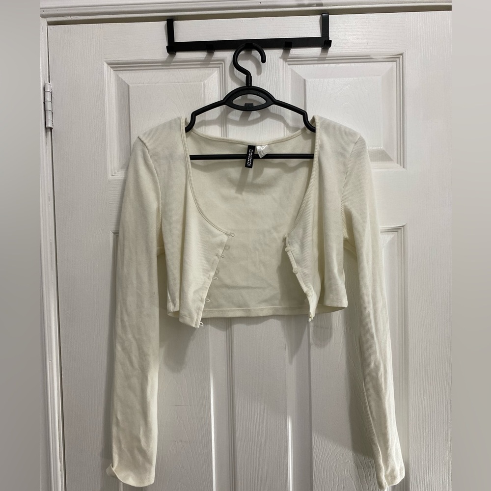 H&M Ivory Long Sleeve Button Up Scoop Neck Crop Top